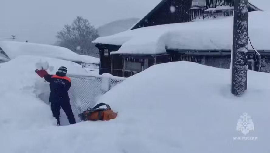 Neve encobre casa na Rússia. — Foto: Reprodução/Ministério de Situações de Emergência da Rússia